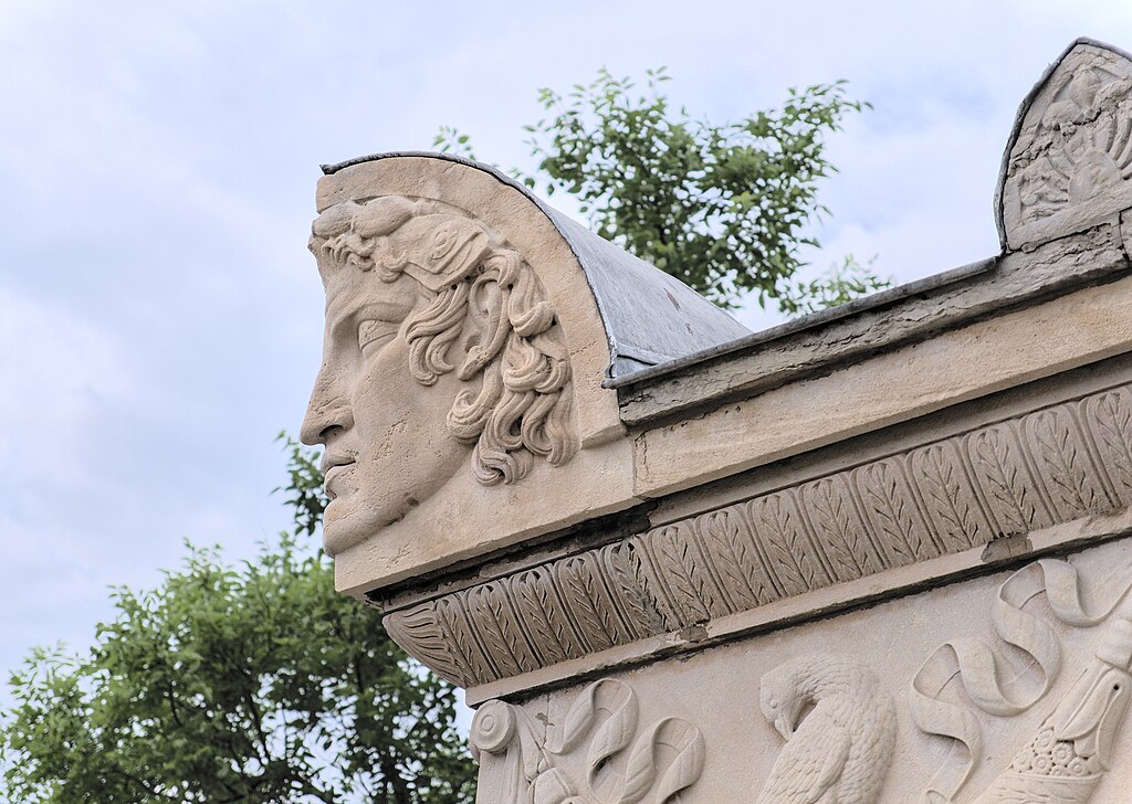 Lyon_5e_-Cimetière_de_Loyasse-Allée_7-Tombe_Lupin-Roux-_Acrotère_01.jpg