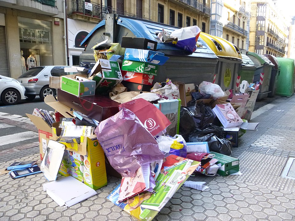 La recogida selectiva no consiste simplemente en poner unos contenedores en la calle. Una recogida regular pero que también sepa hacer frente a situaciones excepcionales, con horarios y días prefijados, es imprescindible. En la imagen, contenedor de papel desbordado en Donostia-San Sebastián.
