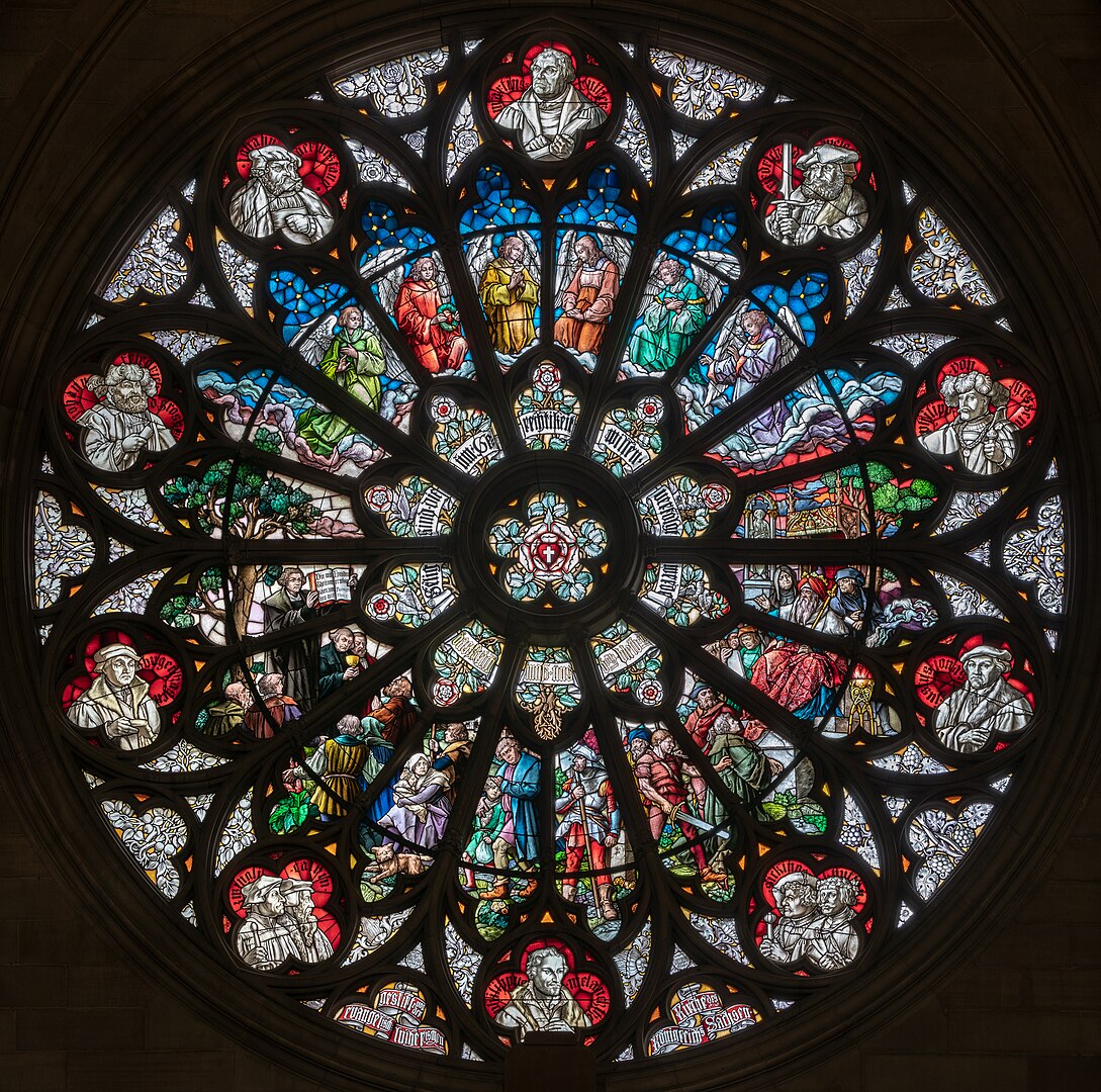 1089px-Speyer_-Altstadt-Gedächtniskirche_der_Protestation-linke_Querhausrose(Märtyrerfenster)_2018.jpeg