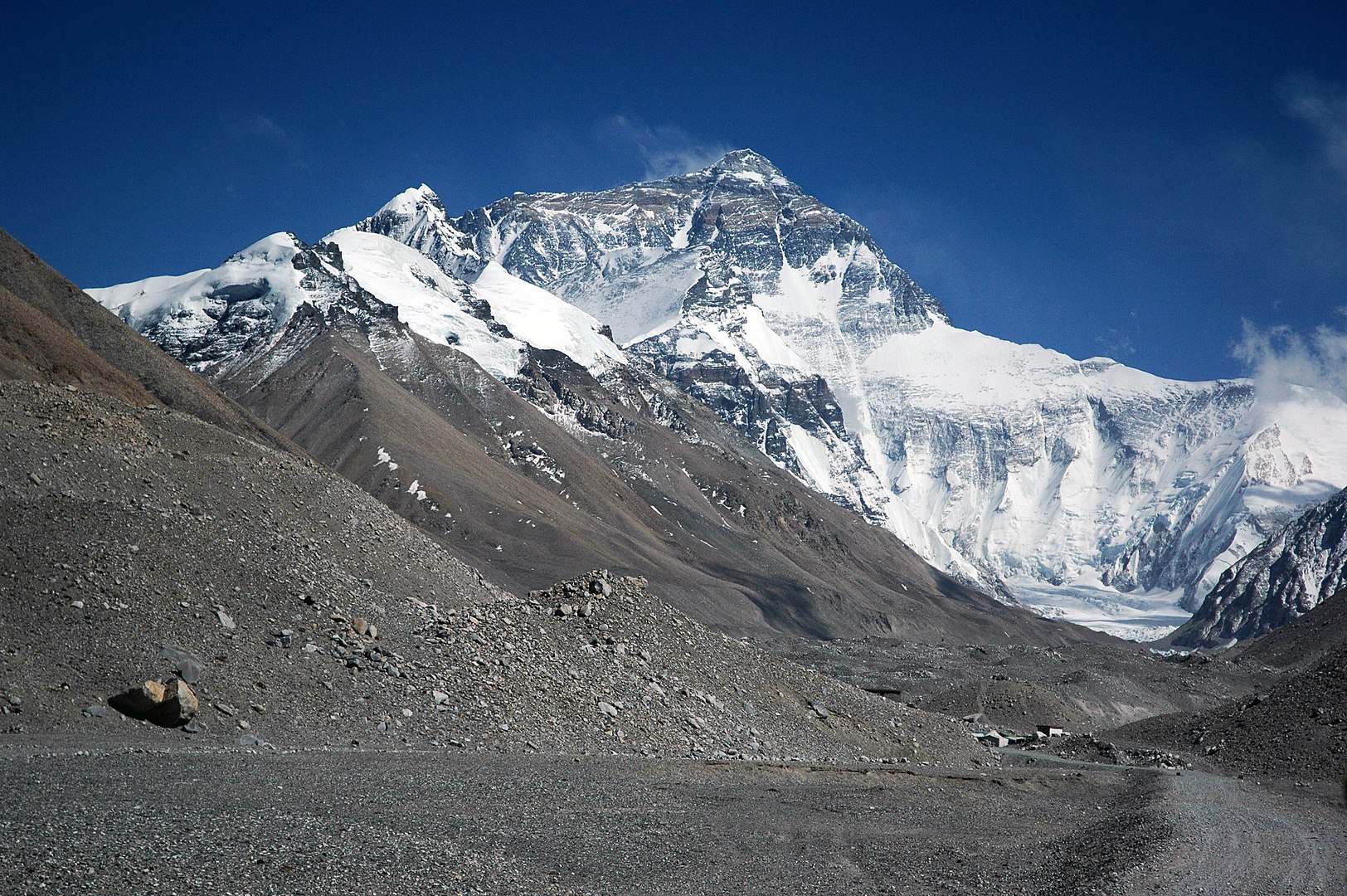 1624px-Mount_Everest_from_Rongbuk_may_2005.jpeg