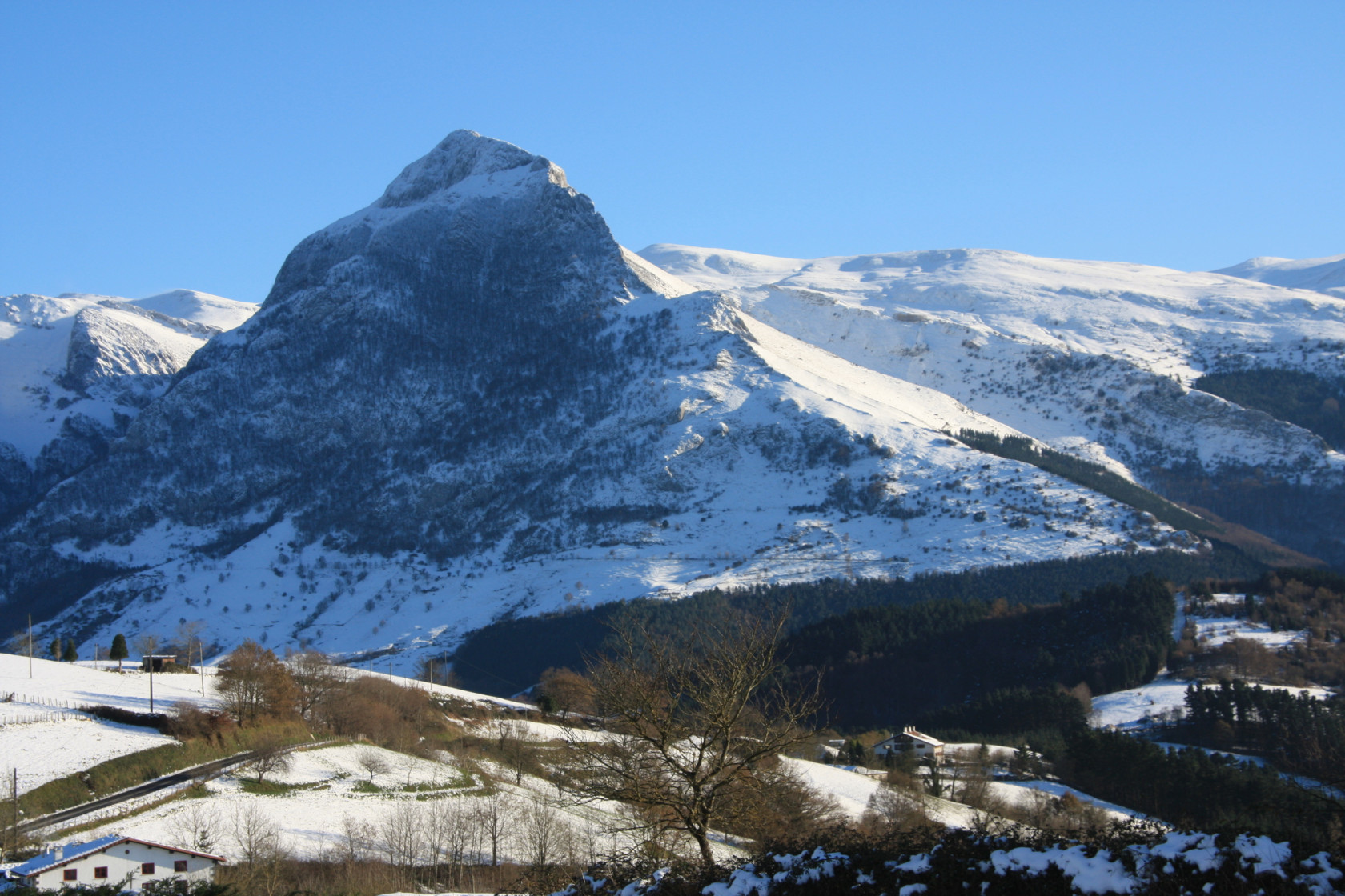Larrunarri_edo_Txindoki_Gaintzatik,_Euskal_Herria(2).jpeg