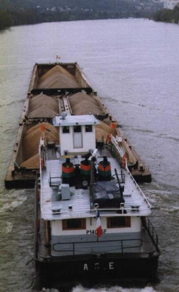 ConvoiFluvial_PousseurAIGLE&3Barges.jpeg