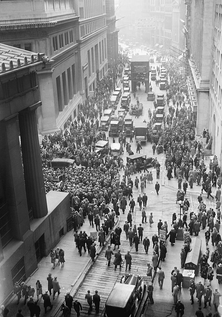 Crowd_outside_nyse.jpeg
