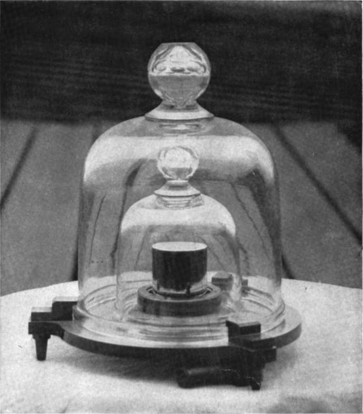 Standard_kilogram,_2.jpeg