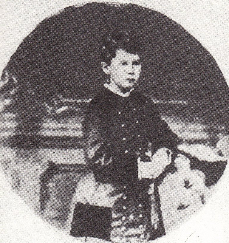 Retrato de una niña del siglo XIX con vestido de época