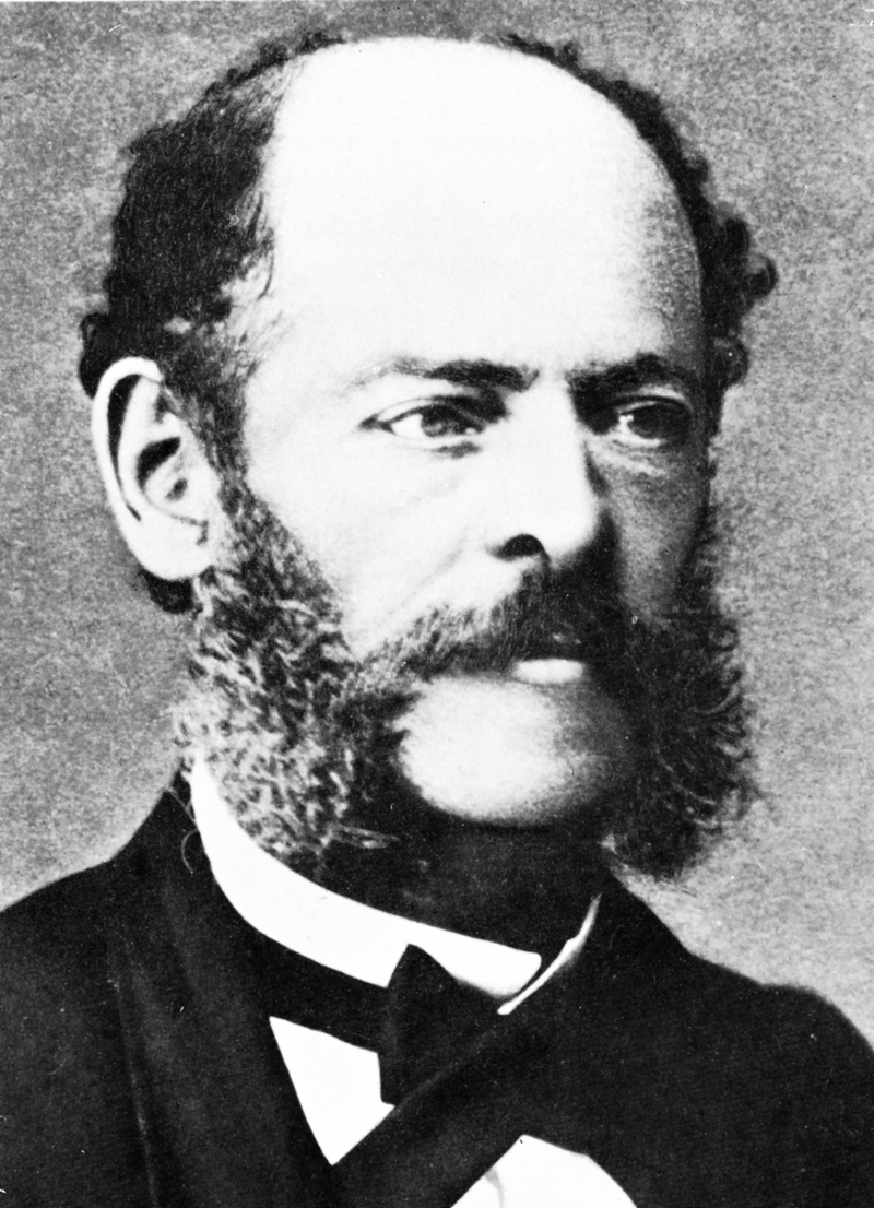 Retrato fotográfico de un hombre con barba y traje de finales del siglo XIX