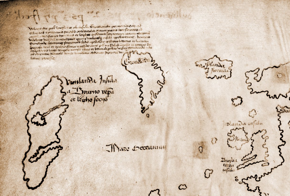 Detalle de un mapa medieval mostrando una masa de tierra etiquetada con escritura latina antigua
