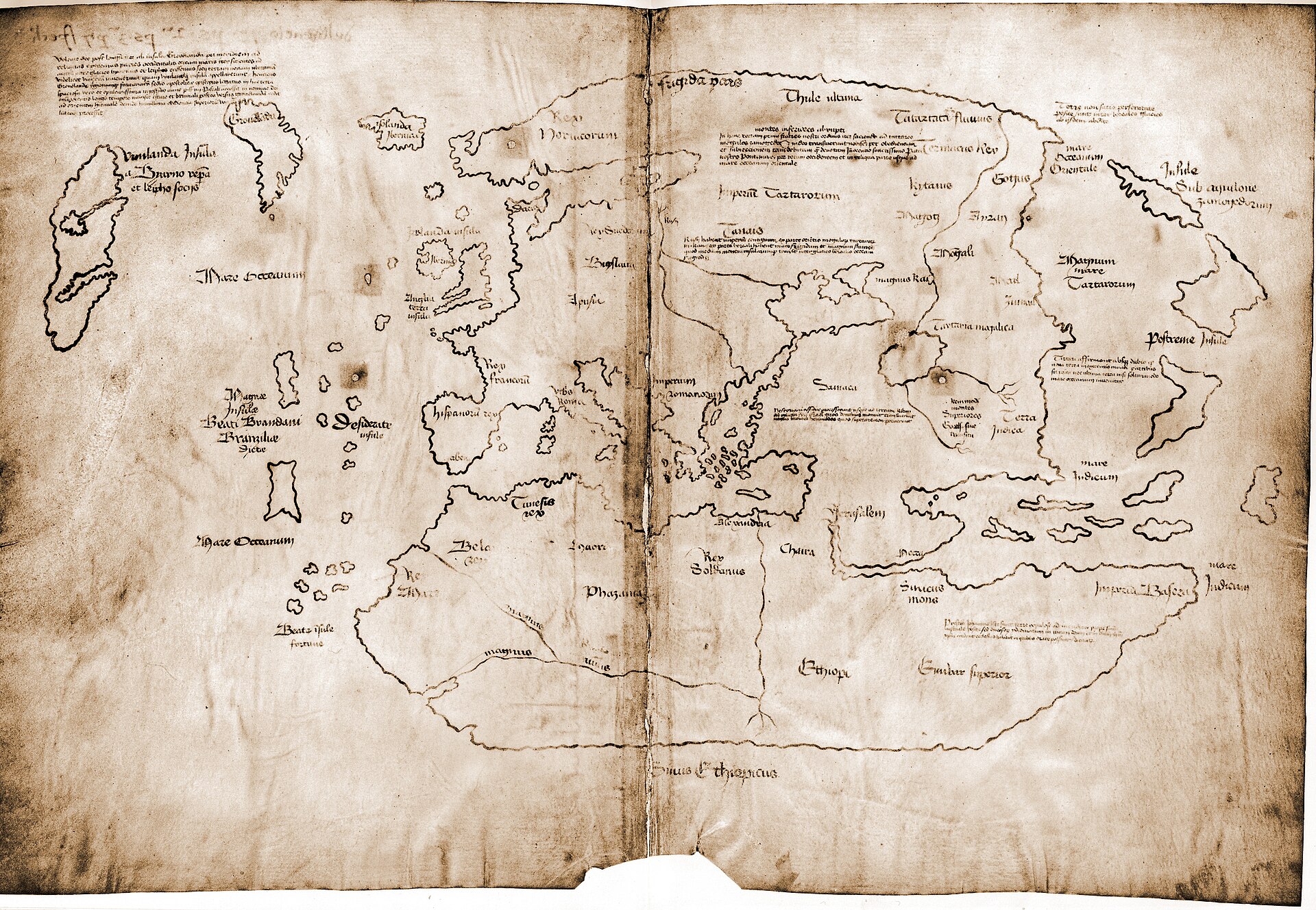 Mapa medieval dibujado a mano con continentes estilizados y anotaciones en latín
