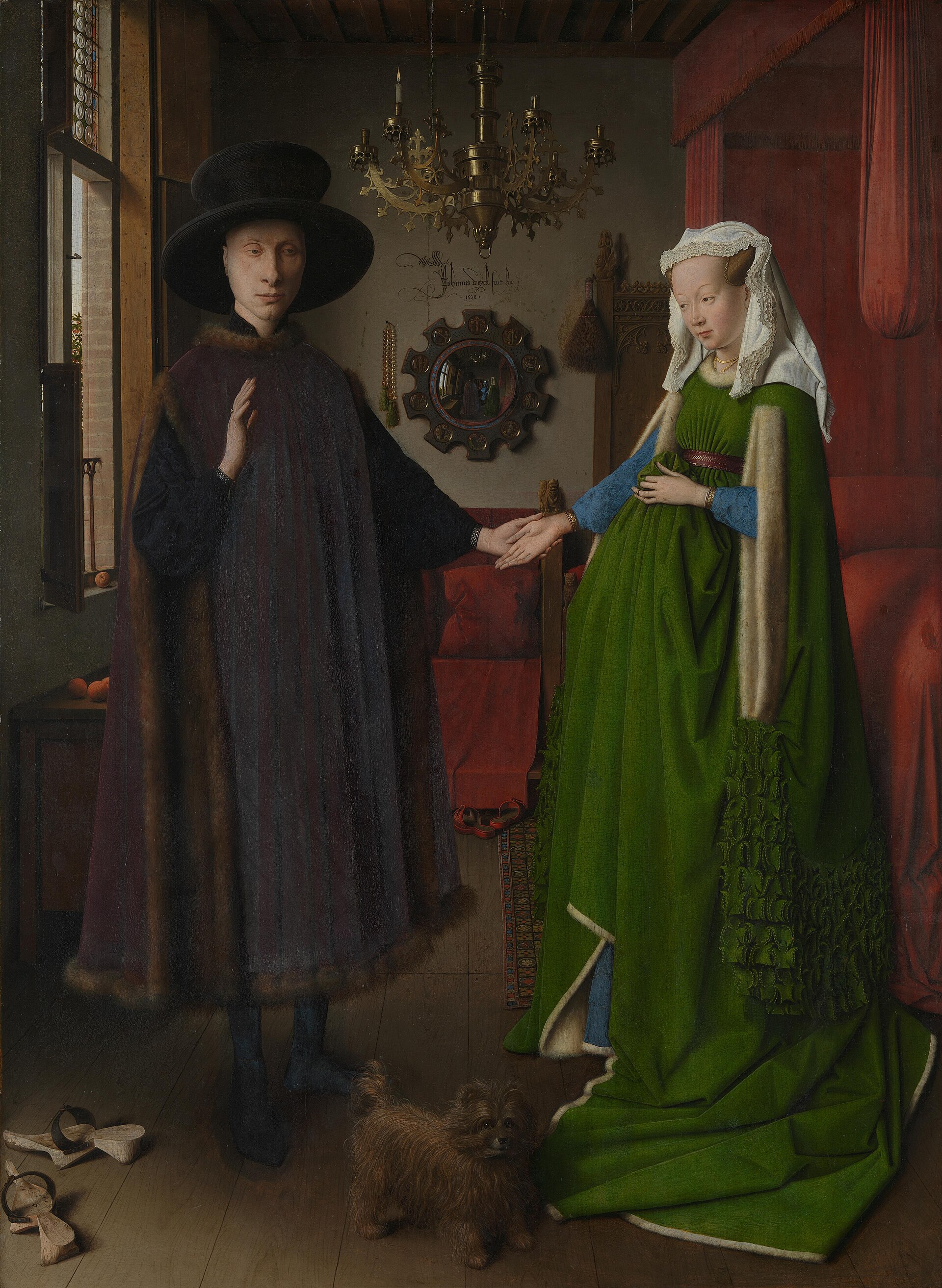 Pintura de una pareja cogida de la mano en una habitación, él vestido de negro con un gran sombrero y ella con un vestido verde, un perro a sus pies y un espejo redondo al fondo