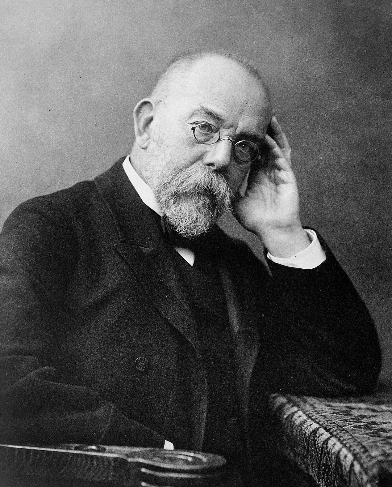 Retrato fotográfico de un hombre con barba y gafas redondas, de finales del siglo XIX