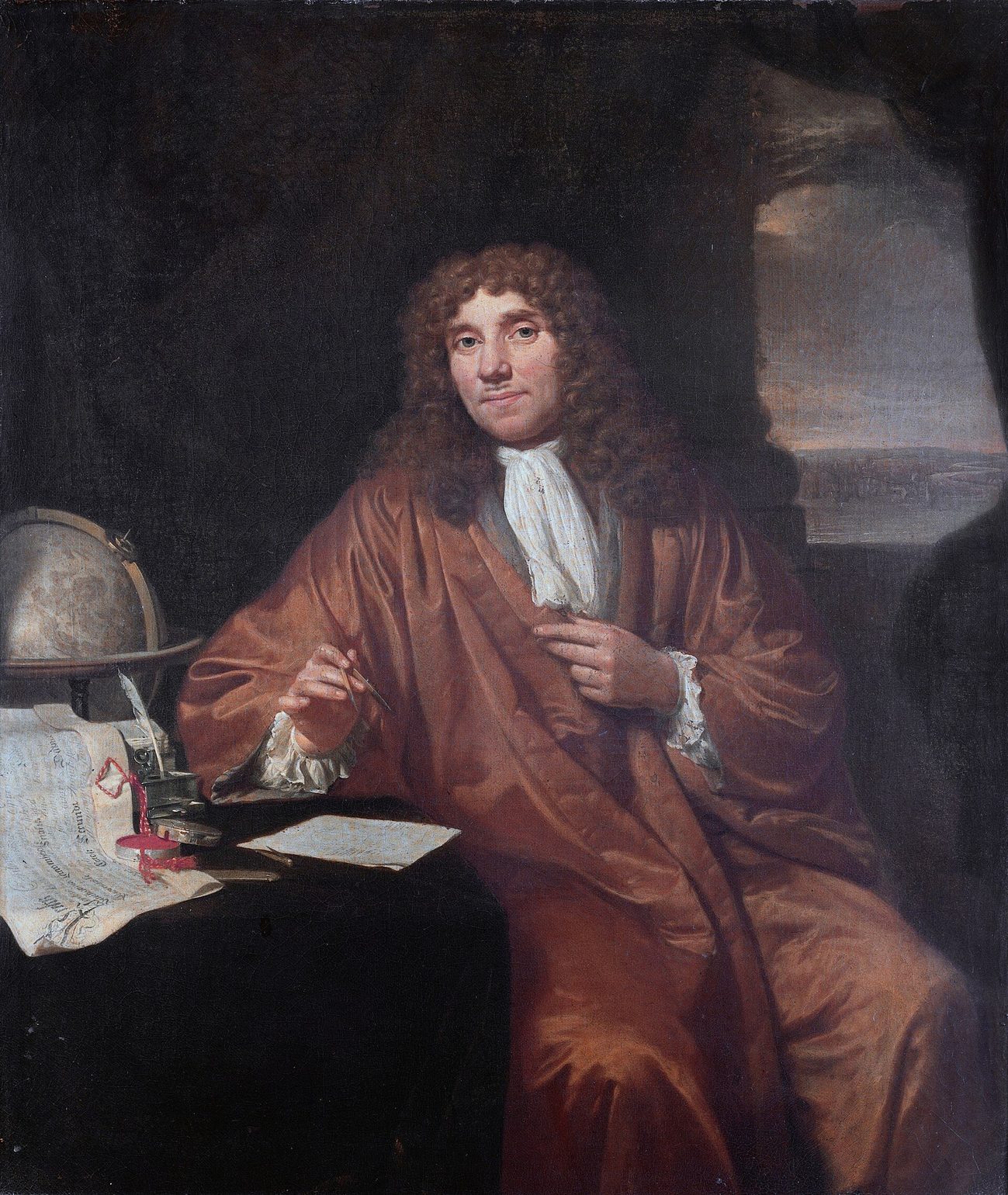 Retrato de un hombre con peluca larga y traje oscuro del siglo XVII, con un compás y un globo terráqueo sobre la mesa