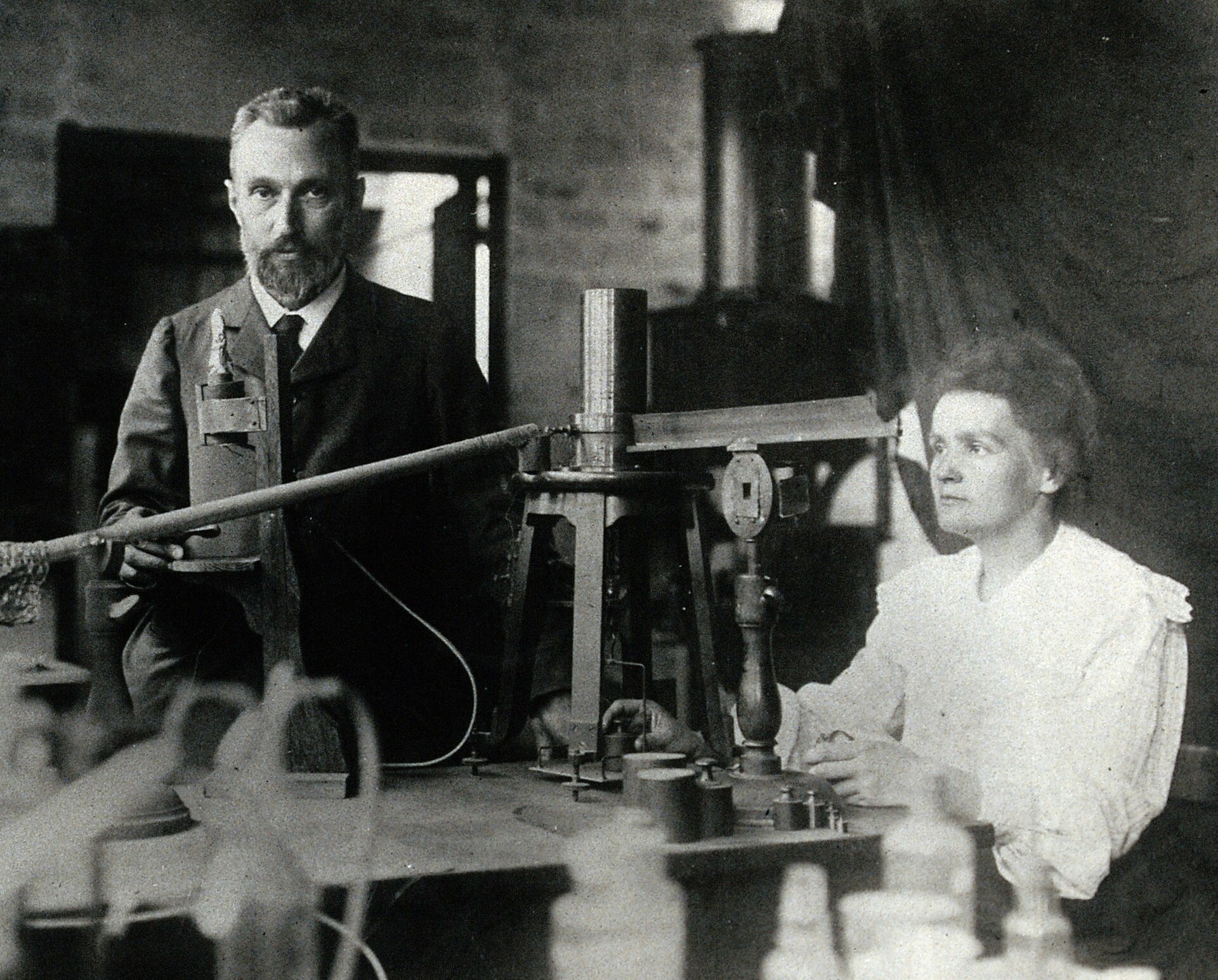 Fotografía de Pierre y Marie Curie juntos, hacia 1904