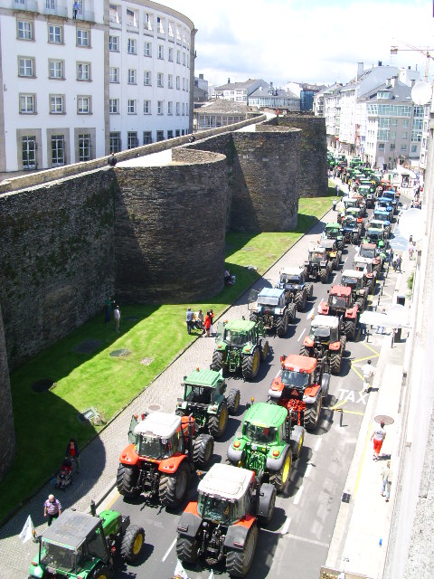 Columna de tractores de una tractorada en Lugo fotografiada desde arriba