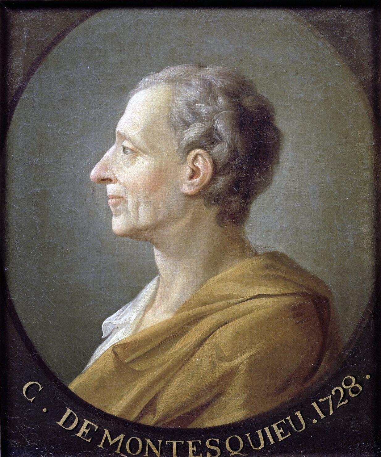 Retrato pintado de perfil de un hombre calvo con toga amarilla dentro de un marco ovalado con la inscripción C. de Montesquieu 1728