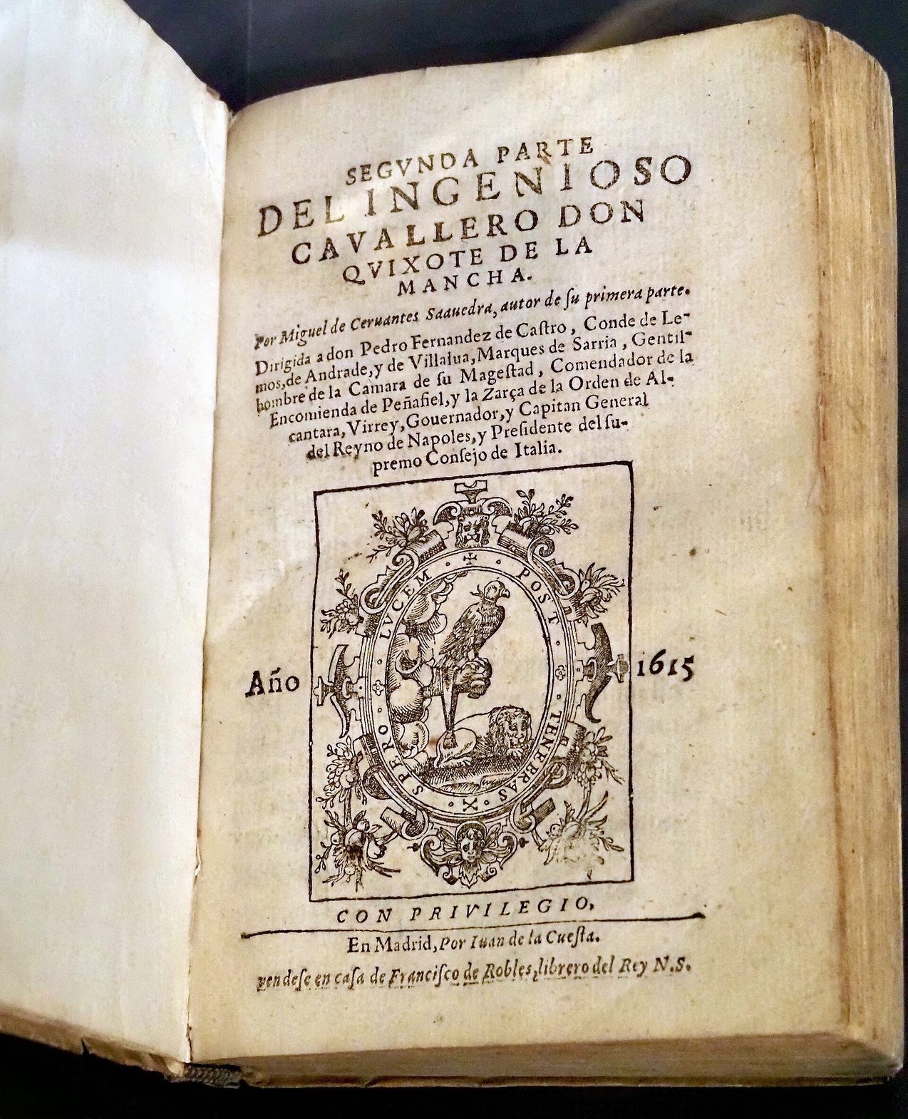 Libro antiguo abierto por la portada impresa, con el título en letras grandes, un grabado con un escudo en el centro y la fecha de 1615 al pie