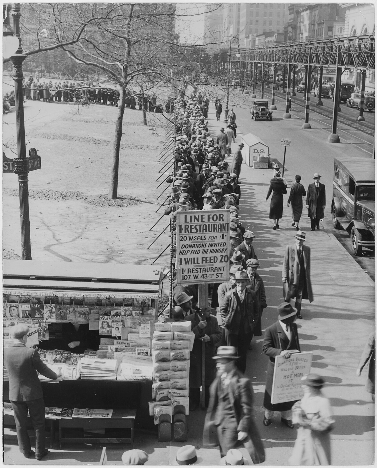 Larga cola de personas esperando para recibir comida en Nueva York durante la Gran Depresión