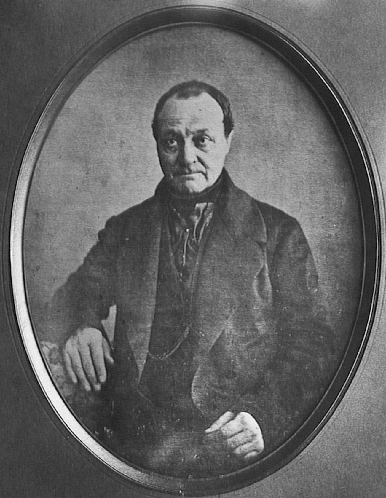 Daguerrotipo de Auguste Comte, sentado, de frente, hacia mediados del siglo XIX