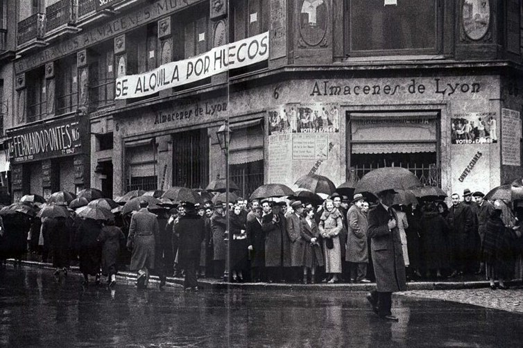 Fotografía antigua de una multitud votando en las elecciones españolas de 1936