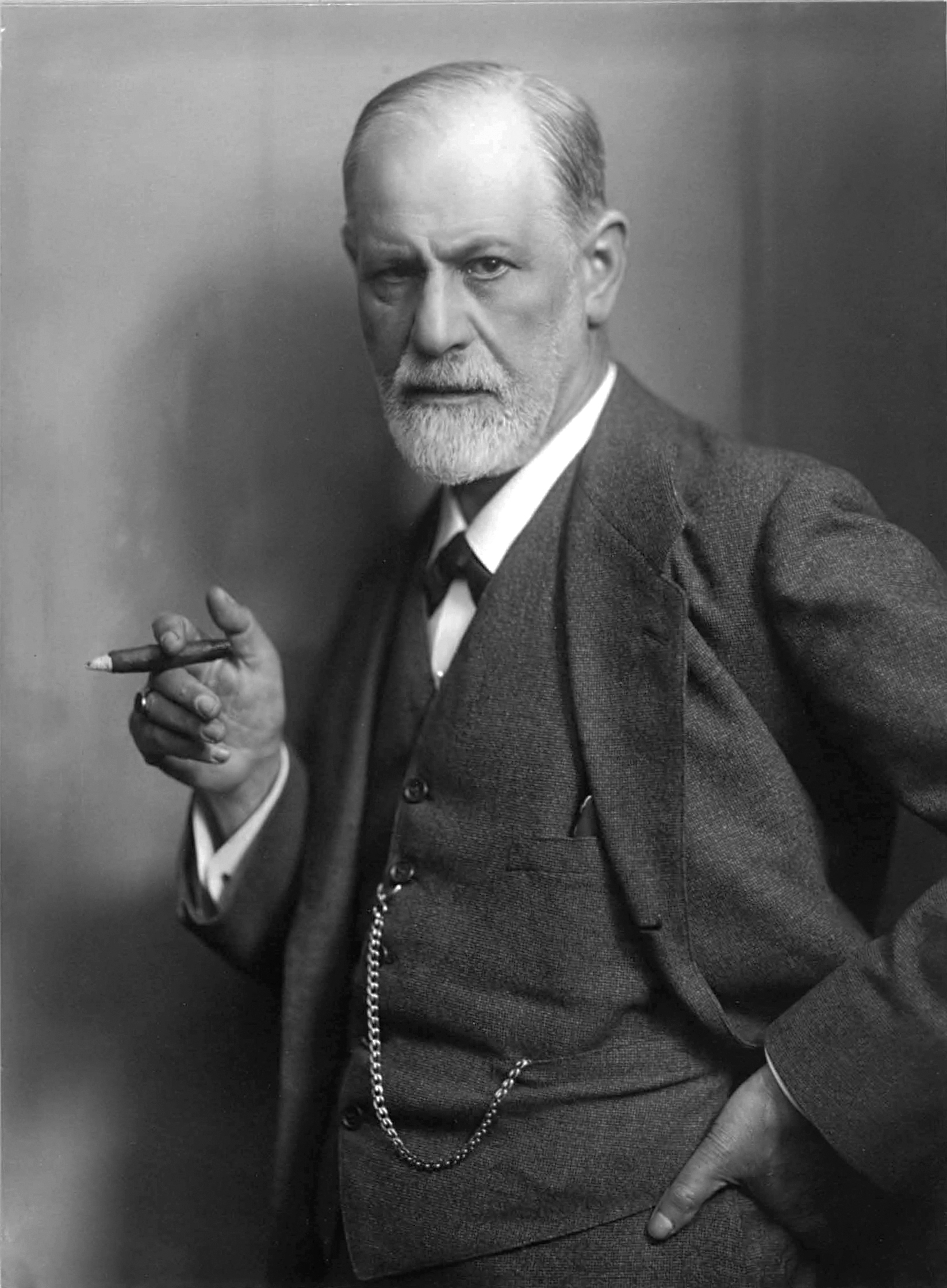 Retrato fotográfico en blanco y negro de Sigmund Freud, barbado, con traje oscuro, mirando de frente
