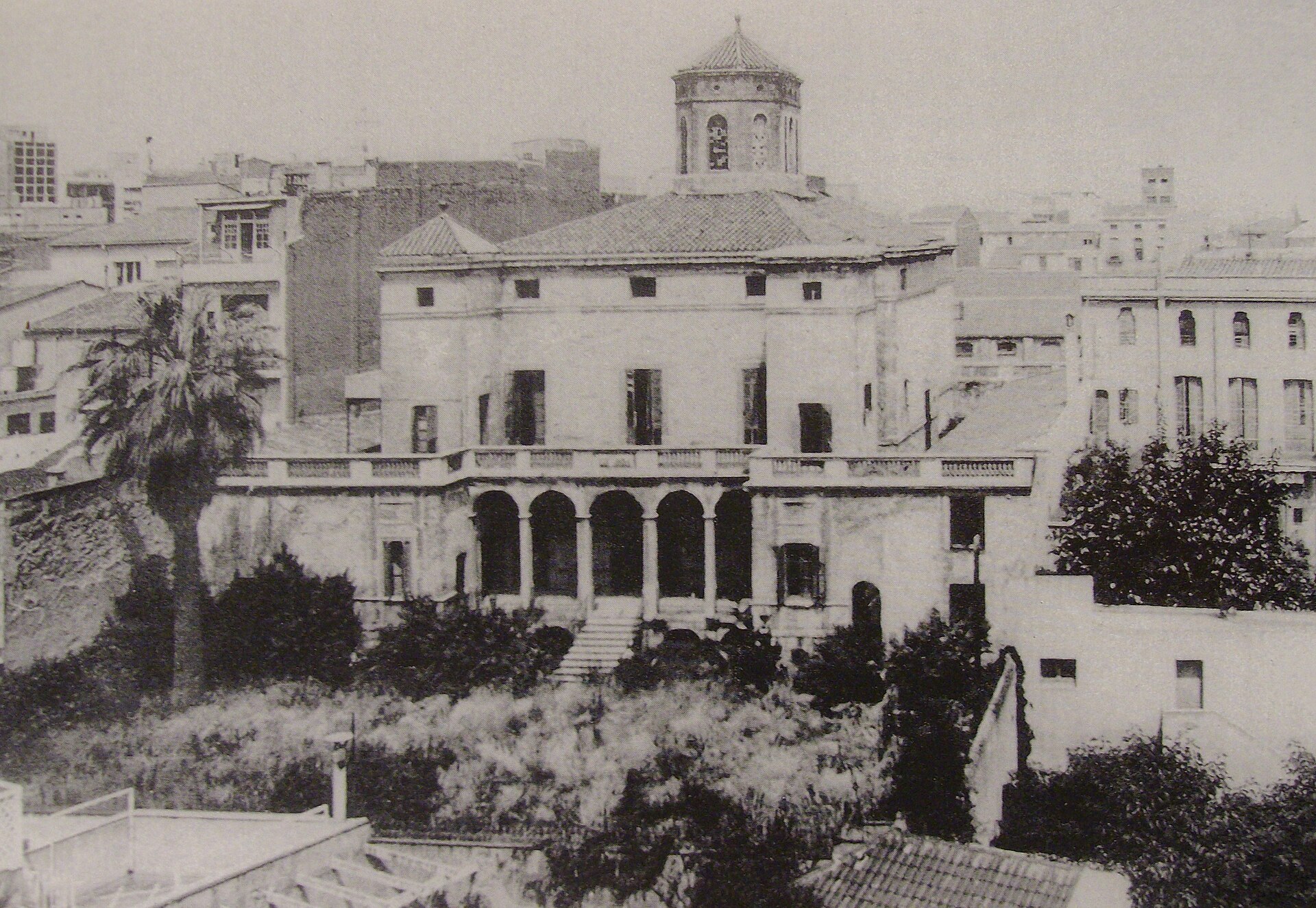 Fotografía antigua de una casa barata de Barcelona, un bloque bajo de viviendas obreras de una sola planta