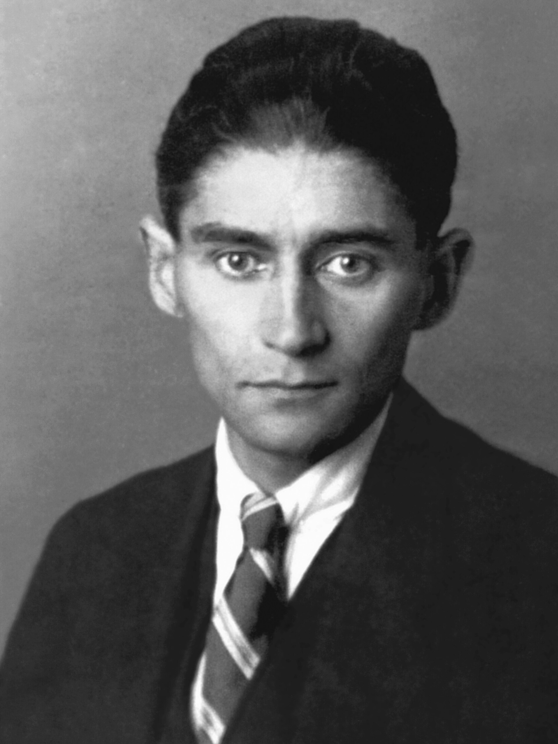 Retrato fotográfico de Franz Kafka en 1923, de frente, con traje oscuro
